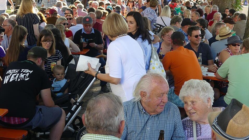 Hunderte freiwillige Helfer haben angepackt und zusammen mit den beiden Initiatoren Werner Biersack und Rudi Dietl das XXL-Schnitzel vorbereitet und gebraten. Das Spektakel vor einem Jahr lockte Tausende Besucher nach Mengkofen.