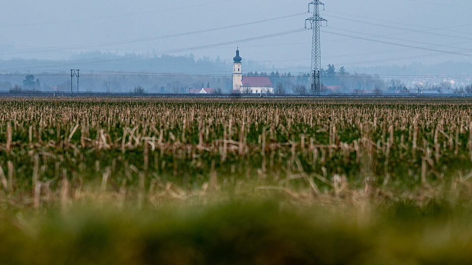Ein Feld zwischen Irlbach und Stra&szlig;kirchen, im Hintergrund die Kirche von Irlbach. BMW will 40 Kilometer n&ouml;rdlich seines gr&ouml;&szlig;ten europ&auml;ischen Autowerks Dingolfing eine Batteriefabrik errichten.