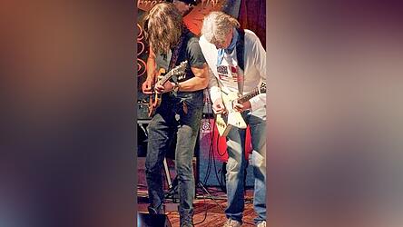 Brillante Gitarrensoli beim „Free Bird“ von Sandro Fichtlscherer (links) und Krischan Maier.