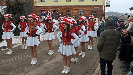 Die Funkenmariechen aus R&ouml;tz erhielten viel Applaus.