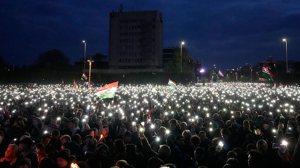 In der ostungarischen Stadt Debrecen str&ouml;mten mehr als 10.000 Menschen zur letzten Kundgebung von Peter Magyar.