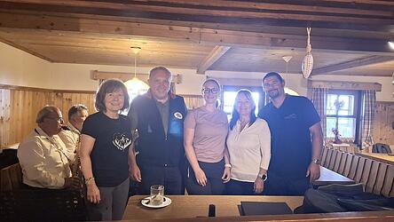Freuten sich &uuml;ber einen gelungenen Nachmittag im Zeichen der Freundschaft: Jana Dirriglov&aacute;, Koordinatorin f&uuml;r die grenz&uuml;berschreitende Zusammenarbeit, Wald-Vereinsvorsitzender Franz Reuel, Lams 3. B&uuml;rgermeisterin Daniela Lemberger, Gemeinder&auml;tin Dana Trefancov&aacute; aus Klenov&aacute; und Arrachs 3. B&uuml;rgermeister Christian Neumaier.