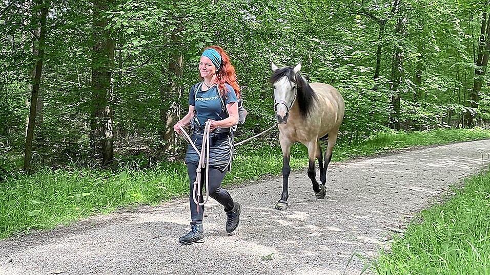 Tanja Rogler machte sich zu Fu&szlig; mit ihrem Pferd Joy auf den 300 Kilometer langen Heimweg von K&uuml;nzing nach Selb.