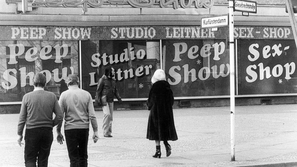 Sex- und Peep-Shows auf dem Berliner Kudamm im Jahr 1982 (Archivbild). Sex- und Peep-Shows auf dem Berliner Kudamm im Jahr 1982 (Archivbild).