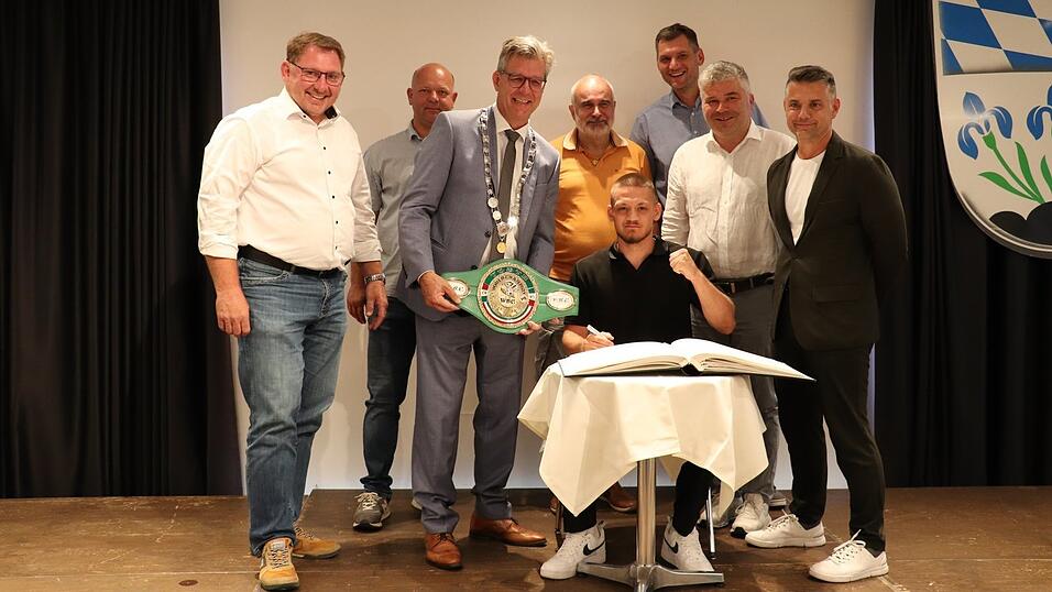 Zweiter Bürgermeister Franz Geisberger (2.v.r.) und die Fraktionsvorsitzenden Markus Schmid (CSU), Roland Unholzer (BP) (v.l.), Stefan Fisch (FWG) (r.) und Herbert Petrilak-Weissfeld (SPD) (4.v.l.). Stephan Bieber (3.v.r.), hat angeregt den Juniorboxweltmeister im Superweltergewicht Sami Ahmeti (sitzend) ins Goldene Buch der Stadt aufzunehmen. Bürgermeister Hans Schmalhofer (3.v.l.) betonte, wie stolz die Stadt auf Ahmeti sei. Zweiter Bürgermeister Franz Geisberger (2.v.r.) und die Fraktionsvorsitzenden Markus Schmid (CSU), Roland Unholzer (BP) (v.l.), Stefan Fisch (FWG) (r.) und Herbert Petrilak-Weissfeld (SPD) (4.v.l.). Stephan Bieber (3.v.r.), hat angeregt den Juniorboxweltmeister im Superweltergewicht Sami Ahmeti (sitzend) ins Goldene Buch der Stadt aufzunehmen. Bürgermeister Hans Schmalhofer (3.v.l.) betonte, wie stolz die Stadt auf Ahmeti sei.