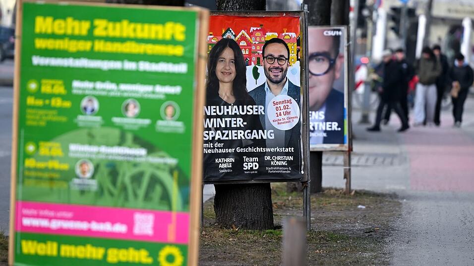 Zahlreiche Wahlplakate s&auml;umen in M&uuml;nchen die Stra&szlig;en und Wege.