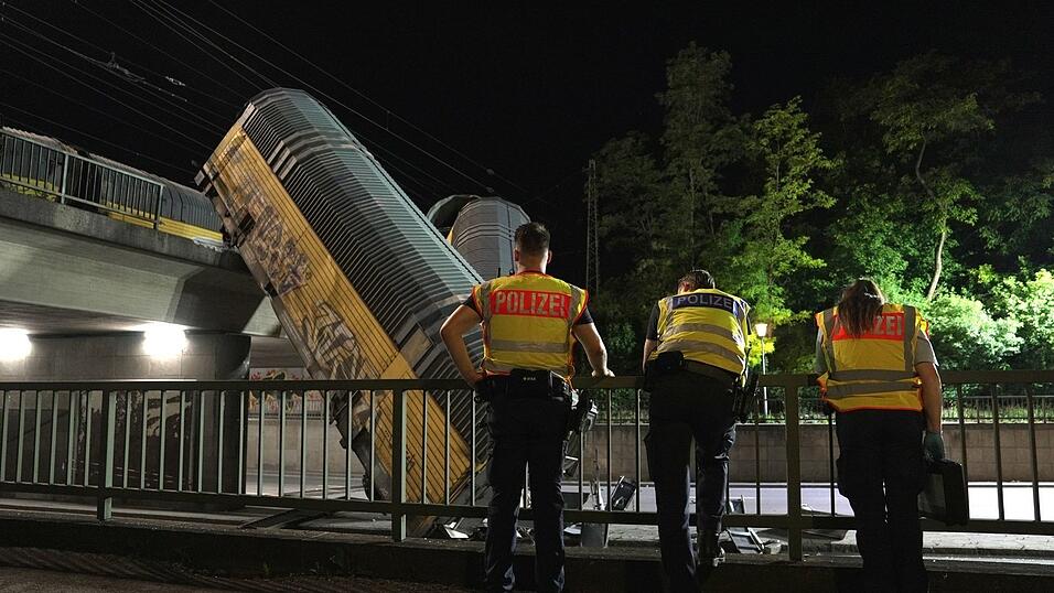 Die Polizei ermittelt, warum die beiden Züge zusammengestoßen sind. Die Polizei ermittelt, warum die beiden Züge zusammengestoßen sind.