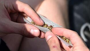 Bundes-Drogenbeauftragte Daniela Ludwig spricht sich dafür aus, dass der Besitz von Cannabis bis zu einer Menge von 6 Gramm nicht mehr strafrechtlich verfolgt werden soll (Symbolbild).
