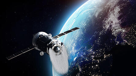 Auch ein Satellit altert. Er bekommt vielleicht nicht unbedingt einen grauen Bart, aber seine Technik ist irgendwann überholt und die Solarzellen liefern nicht mehr genügend Energie. Dann geht es in den Friedhofsorbit.