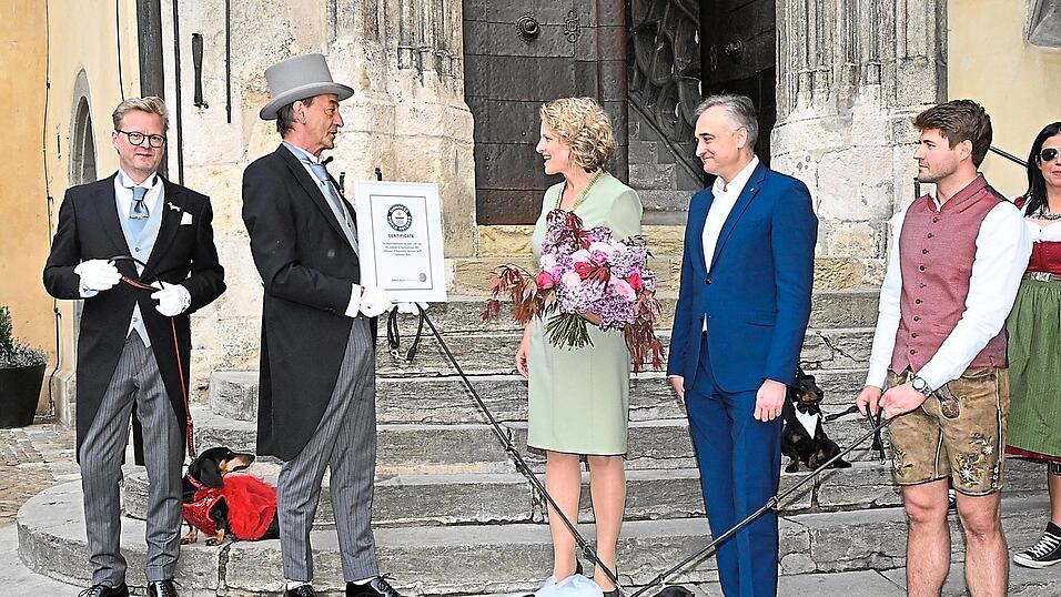 Die Museumsbetreiber Oliver Storz (von links), Seppi K&uuml;blbeck und Moritz Hickl (rechts) &uuml;bergaben die Weltrekord-Urkunde an B&uuml;rgermeisterin Astrid Freudenstein und SPD-Fraktionsvorsitzenden Thomas Burger (Zweiter von rechts).