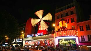 Ein neues Mühlrad für das Moulin Rouge - mehr als ein Jahr nach dem Absturz des alten Konstrukts drehen sich an dem Theater wieder die Flügel.