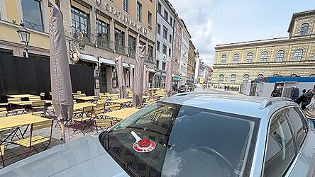 G&auml;ste und Passanten bekamen von der Durchsuchungsaktion im Spatenhaus nichts mit. Nur eine Polizeikelle in einem zivilen Dienstwagen, der direkt neben den Tischen parkte, deutete auf einen Polizeieinsatz hin. Insgesamt 50 Objekte sind am Donnerstag durchsucht worden.