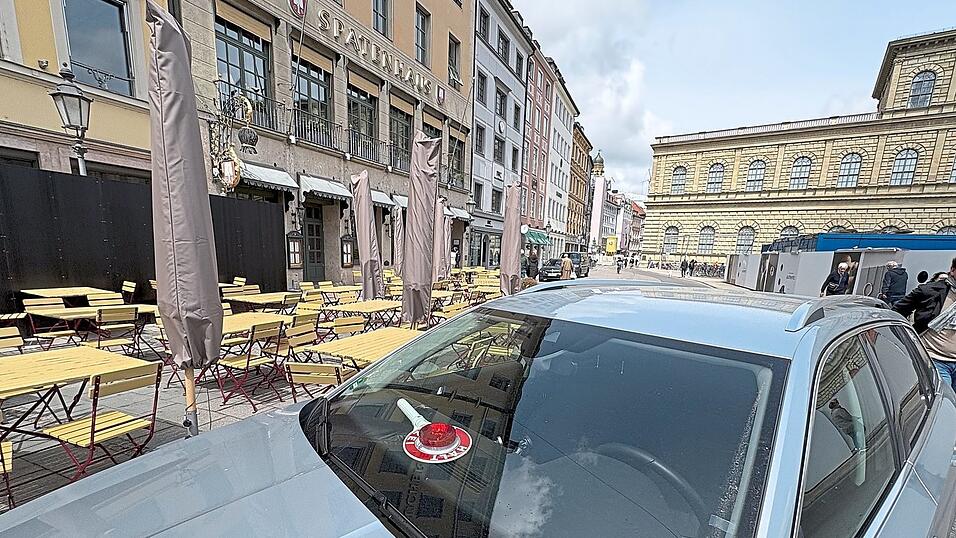 G&auml;ste und Passanten bekamen von der Durchsuchungsaktion im Spatenhaus nichts mit. Nur eine Polizeikelle in einem zivilen Dienstwagen, der direkt neben den Tischen parkte, deutete auf einen Polizeieinsatz hin. Insgesamt 50 Objekte sind am Donnerstag durchsucht worden.