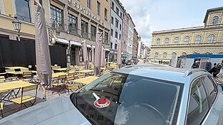 G&auml;ste und Passanten bekamen von der Durchsuchungsaktion im Spatenhaus nichts mit. Nur eine Polizeikelle in einem zivilen Dienstwagen, der direkt neben den Tischen parkte, deutete auf einen Polizeieinsatz hin. Insgesamt 50 Objekte sind am Donnerstag durchsucht worden.