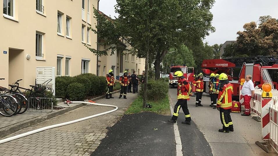Feuerwehreinsatz am Montagmorgen in der Hagrainer Straße in Landshut. Dort musste ein Mehrfamilienhaus wegen eines Brandes geräumt werden. Feuerwehreinsatz am Montagmorgen in der Hagrainer Straße in Landshut. Dort musste ein Mehrfamilienhaus wegen eines Brandes geräumt werden.