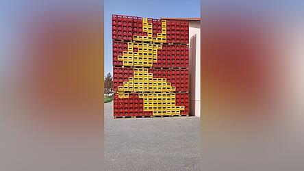 Mit &uuml;ber 300 Getr&auml;nkekisten haben Ottmar Schwarzfischer und seine Familie diesen riesigen Osterhasen gebaut.