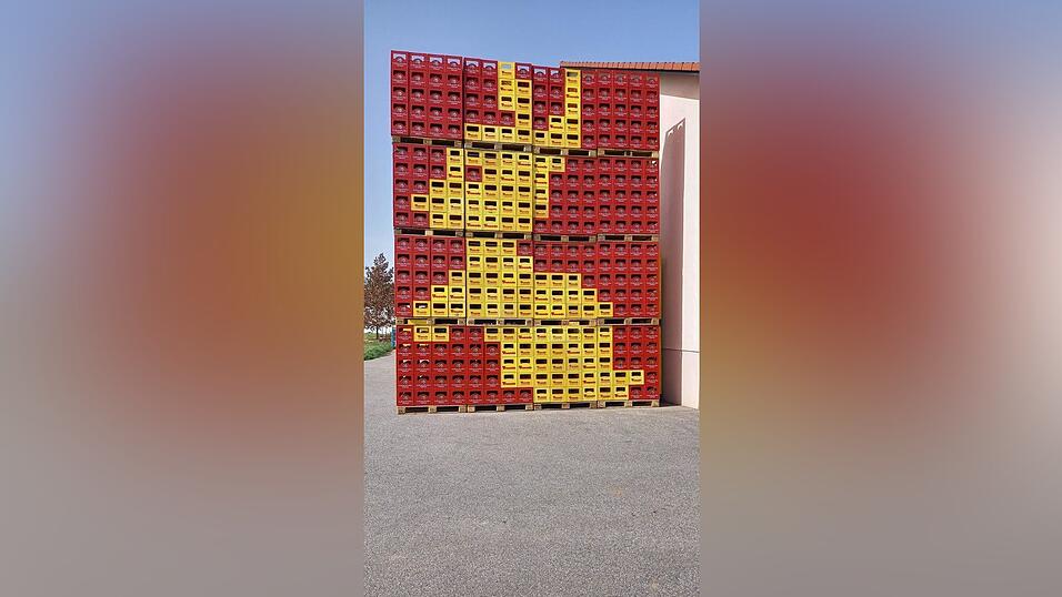 Mit &uuml;ber 300 Getr&auml;nkekisten haben Ottmar Schwarzfischer und seine Familie diesen riesigen Osterhasen gebaut.