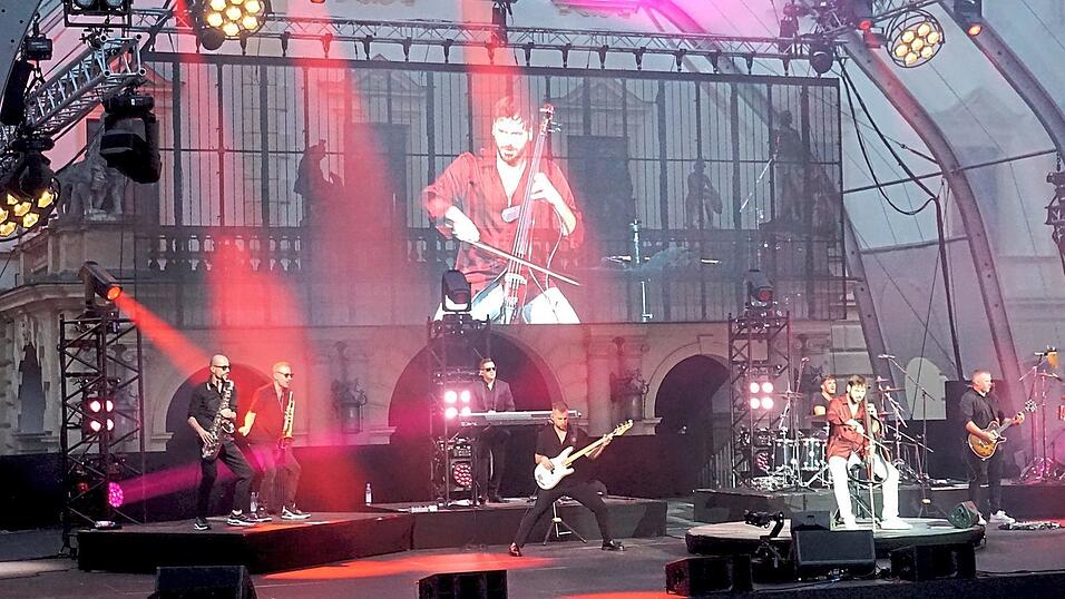 Einen leidenschaftlichen Auftritt legte Stjepan Hauser mit seinen Musikern im Schlosshof hin. Einen leidenschaftlichen Auftritt legte Stjepan Hauser mit seinen Musikern im Schlosshof hin.