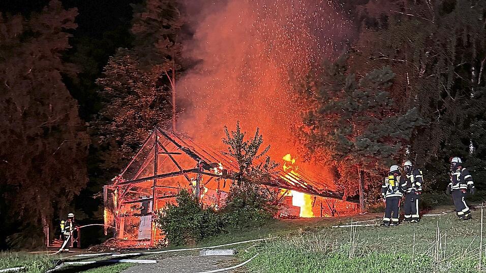 Diese Scheune in Lampachshof, etwas abgerückt von einem Bauernhof und direkt am Waldrand, ist am Dienstagmorgen komplett abgebrannt.