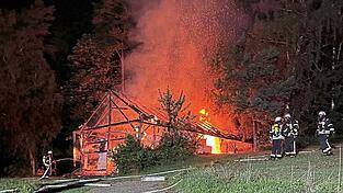 Diese Scheune in Lampachshof, etwas abgerückt von einem Bauernhof und direkt am Waldrand, ist am Dienstagmorgen komplett abgebrannt.