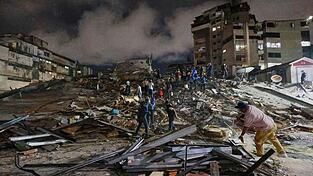 Rettungskr&auml;fte in Venezuela durchsuchen Tr&uuml;mmer.