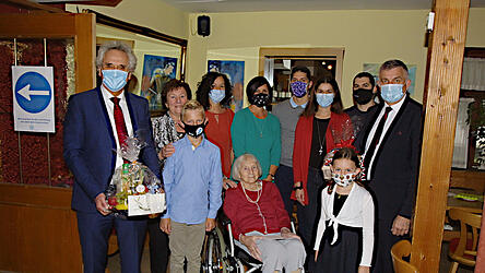 Zum 100. Geburtstag von Magdalena Hartung (Bildmitte) gratulierten auch Landrat Helmut Petz (l.) und B&uuml;rgermeister Josef Dollinger (r.)
