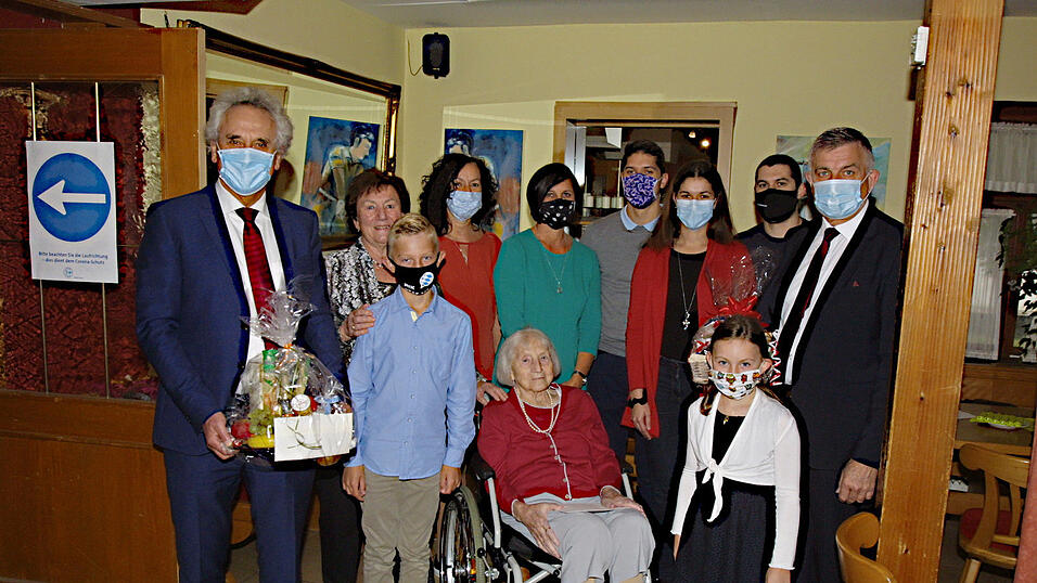 Zum 100. Geburtstag von Magdalena Hartung (Bildmitte) gratulierten auch Landrat Helmut Petz (l.) und Bürgermeister Josef Dollinger (r.) Zum 100. Geburtstag von Magdalena Hartung (Bildmitte) gratulierten auch Landrat Helmut Petz (l.) und Bürgermeister Josef Dollinger (r.)