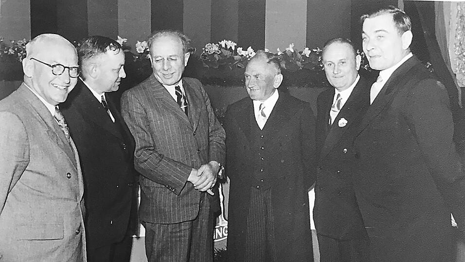 Hochrangige Ehreng&auml;ste waren zur Stadterhebung 1952 nach Roding gekommen. Das Foto zeigt B&uuml;rgermeister Brantl (Dritter von rechts) mit (von links): A. Kapfhammer, Pr&auml;sident des bayerischen Gewerbebundes, B&uuml;rgermeister Peter aus Furth im Wald, Innenminister Dr. H&ouml;gner, Regierungsvizepr&auml;sident Dr. Zizler und Landrat Dr. Kiener.