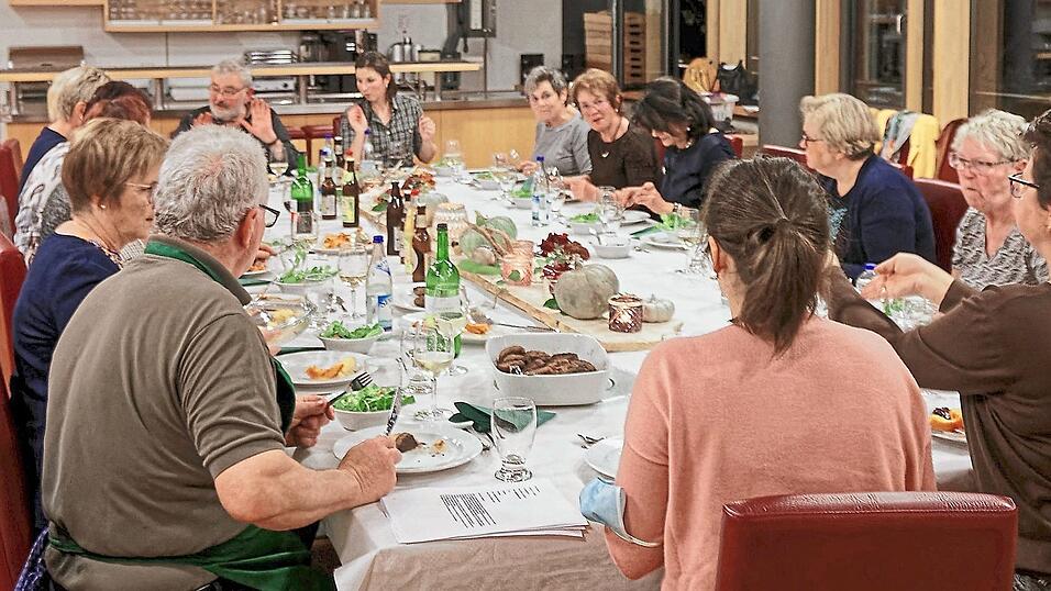 Genuss zum Schluss in fröhlicher Runde. Genuss zum Schluss in fröhlicher Runde.