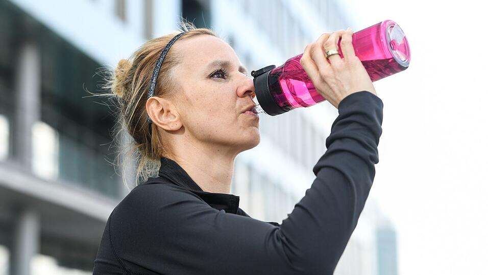 Auffüllen: Nach einem langen Lauf immer ausreichend trinken. Auffüllen: Nach einem langen Lauf immer ausreichend trinken.