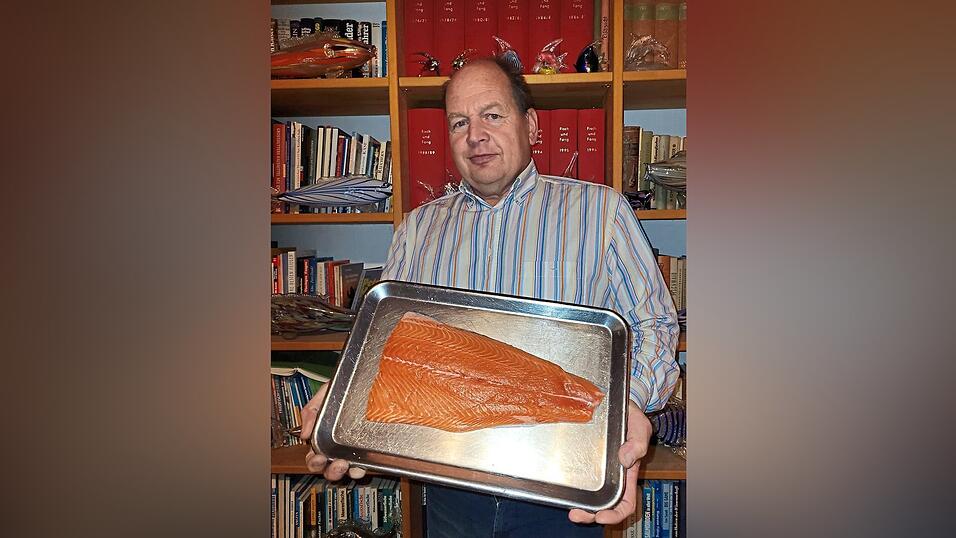 Wegen der Bachflohkrebse, die wildlebenden Forellen als Nahrung dienen, hat ihr Fleisch eine natürliche Rotfärbung. In der Zucht nimmt man dafür Farbstoffe. Wegen der Bachflohkrebse, die wildlebenden Forellen als Nahrung dienen, hat ihr Fleisch eine natürliche Rotfärbung. In der Zucht nimmt man dafür Farbstoffe.