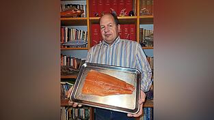 Wegen der Bachflohkrebse, die wildlebenden Forellen als Nahrung dienen, hat ihr Fleisch eine natürliche Rotfärbung. In der Zucht nimmt man dafür Farbstoffe. Wegen der Bachflohkrebse, die wildlebenden Forellen als Nahrung dienen, hat ihr Fleisch eine natürliche Rotfärbung. In der Zucht nimmt man dafür Farbstoffe.