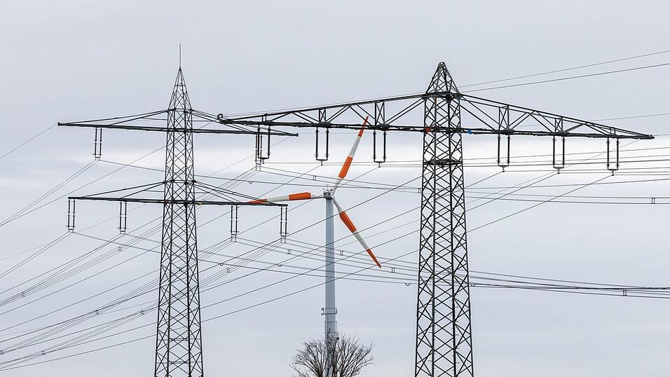 Damit der Windstrom bis zum Stromnutzer kommt, sind Stromleitungen nötig - das ist eine teure Sache. Damit der Windstrom bis zum Stromnutzer kommt, sind Stromleitungen nötig - das ist eine teure Sache.