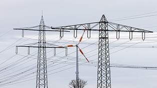 Damit der Windstrom bis zum Stromnutzer kommt, sind Stromleitungen nötig - das ist eine teure Sache.