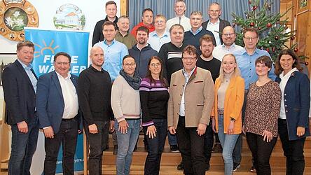 FW-Kreisvorsitzender Harald Stadler und MdL Tobias Gotthardt (vorne von links) sowie Landr&auml;tin Tanja Schweiger gratulierten den Nominierten zum Votum von 100 Prozent. Mit B&uuml;rgermeisterkandidat Hans-Peter Landsmann (vorn, Vierter von rechts) wollen die FW/BF Barbing neuen Aufschwung verleihen.