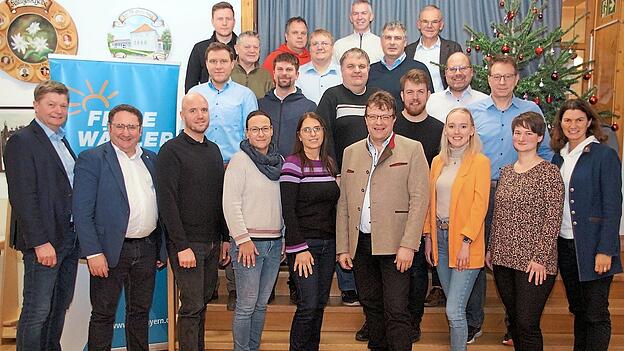 FW-Kreisvorsitzender Harald Stadler und MdL Tobias Gotthardt (vorne von links) sowie Landr&auml;tin Tanja Schweiger gratulierten den Nominierten zum Votum von 100 Prozent. Mit B&uuml;rgermeisterkandidat Hans-Peter Landsmann (vorn, Vierter von rechts) wollen die FW/BF Barbing neuen Aufschwung verleihen.