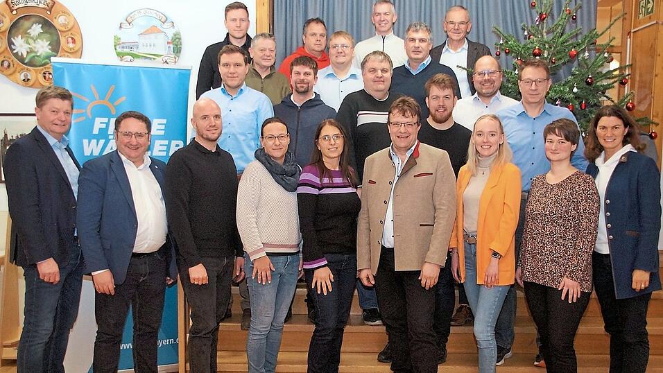 FW-Kreisvorsitzender Harald Stadler und MdL Tobias Gotthardt (vorne von links) sowie Landrätin Tanja Schweiger gratulierten den Nominierten zum Votum von 100 Prozent. Mit Bürgermeisterkandidat Hans-Peter Landsmann (vorn, Vierter von rechts) wollen die FW/BF Barbing neuen Aufschwung verleihen. FW-Kreisvorsitzender Harald Stadler und MdL Tobias Gotthardt (vorne von links) sowie Landrätin Tanja Schweiger gratulierten den Nominierten zum Votum von 100 Prozent. Mit Bürgermeisterkandidat Hans-Peter Landsmann (vorn, Vierter von rechts) wollen die FW/BF Barbing neuen Aufschwung verleihen.