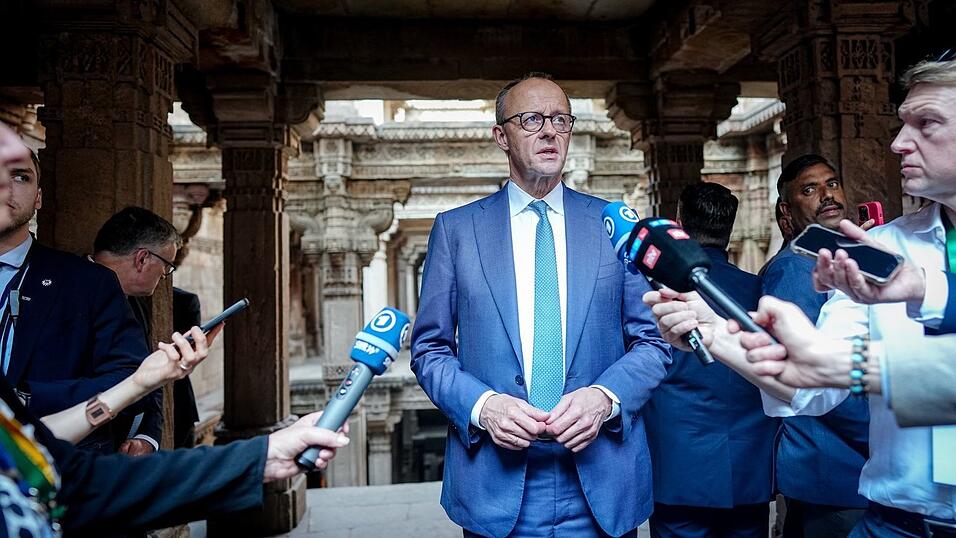 Bundeskanzler Friedrich Merz (CDU) &auml;u&szlig;ert sich am Rande seines Indien-Besuchs auch zur Diskussion die Drohungen von US-Pr&auml;sident Donald Trump gegen die offiziell zum Nato-Partner D&auml;nemark geh&ouml;renden Arktis-Insel Gr&ouml;nland.