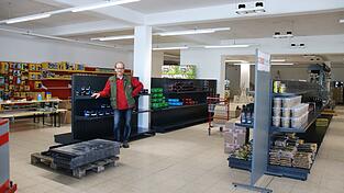 Bernhard Pointinger in seinem neuen Angel- und Aquaristikladen, der langsam Gestalt annimmt.