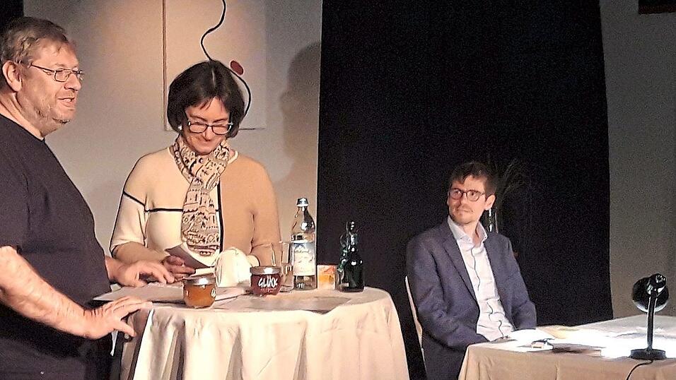 Hugo vom Narrenkreuz (hier mit seiner Frau) und Titus Müller (von links) näherten sich dem Glück auf literarischen Wegen. Hugo vom Narrenkreuz (hier mit seiner Frau) und Titus Müller (von links) näherten sich dem Glück auf literarischen Wegen.