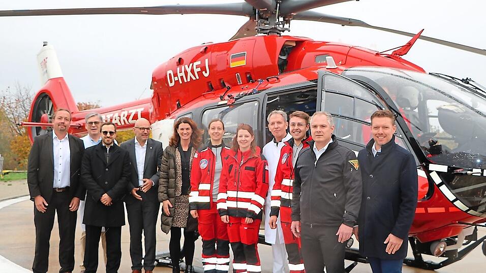 UKR-Vizedirektor Bernhard Graf (Zweiter von links), DRF-Vorsitzender Krystian Pracz (Vierter von links) und Landrätin Tanja Schweiger (Fünfte von links) mit Mitarbeitern von Krankenkassen und Rettungsteam. UKR-Vizedirektor Bernhard Graf (Zweiter von links), DRF-Vorsitzender Krystian Pracz (Vierter von links) und Landrätin Tanja Schweiger (Fünfte von links) mit Mitarbeitern von Krankenkassen und Rettungsteam.