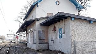 Der historische Bahnhof der Gemeinde Langenbach wird erhalten. Investitionen, die eine spätere Nutzung möglich machen, können jetzt angegangen werden.