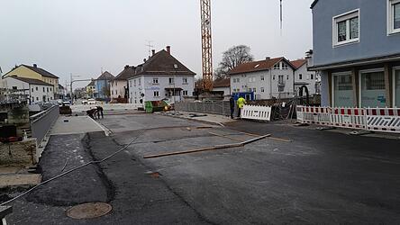 Die neue Br&uuml;cke kann nun genutzt werden. Und die Fahrbahn ist genauso breit wie die der alten.