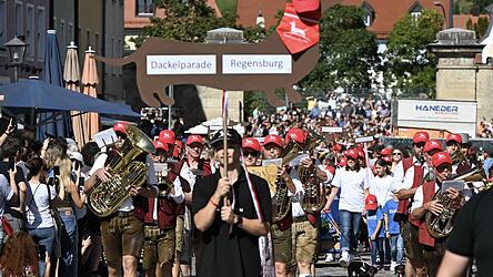 1.170 Dackel nahmen im September 2024 mit ihren Herrchen und Frauchen an der Dackelparade durch die Altstadt von Regensburg teil.