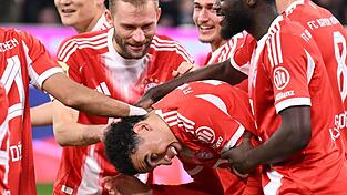 Der FC Bayern um die Torsch&uuml;tzen Konrad Laimer und Jamal Musiala (m) bejubelt den n&auml;chsten Sieg auf dem Weg zum Titel.