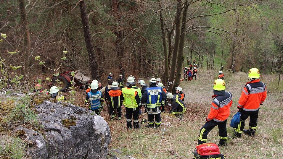 Der 45-jährige Fahrer eines Traktors kam bei Holzfällarbeiten ums Leben. Der 45-jährige Fahrer eines Traktors kam bei Holzfällarbeiten ums Leben.