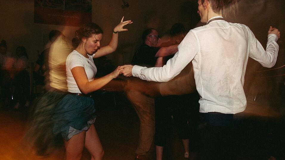 Nur zuhören war gestern. Junge Jazzfans - wie dieses Paar bei einer Veranstaltung der Swingmaniacs in Regensburg - tanzen auch gerne. Nur zuhören war gestern. Junge Jazzfans - wie dieses Paar bei einer Veranstaltung der Swingmaniacs in Regensburg - tanzen auch gerne.