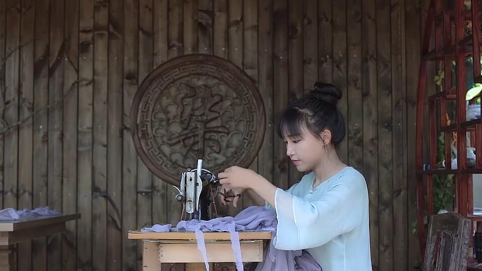 Valentin schaut Li Ziqis Videos auf YouTube, um abzuschalten.