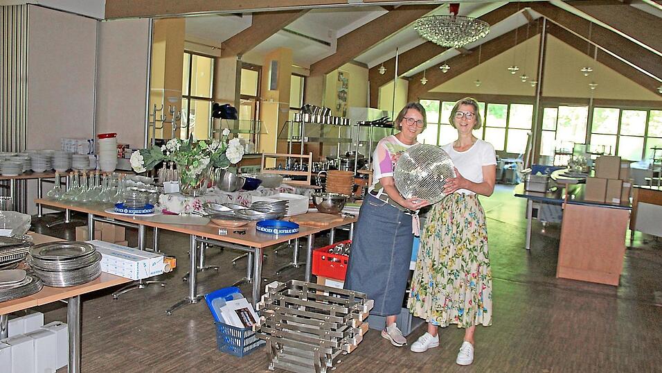 Maria Sperger (links) und ihre Schwester Gerda Reichert best&uuml;cken den gro&szlig;en Saal des Hauptgeb&auml;udes mit zahllosen St&uuml;cken aus gastronomischem Bestand. Auch von ihren anderen Hotels sind Waren aus dem Lager freigegeben.