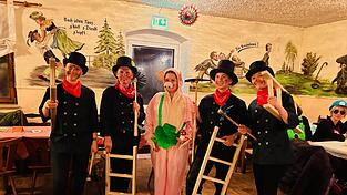 Vier Schornsteinfeger und ein Gl&uuml;cksschweinchen brachten das Gl&uuml;ck zum Weiberfasching der Frauengemeinschaft St. Wolfgang.